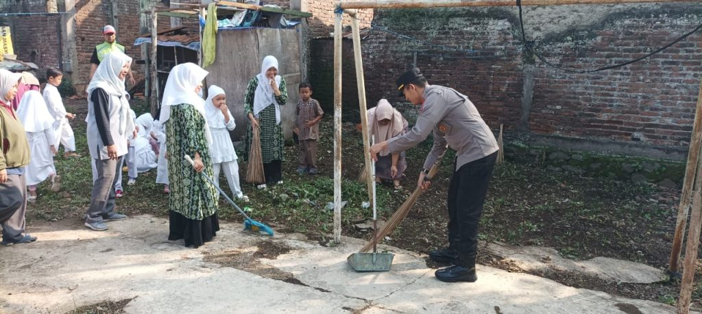 Wujudkan Lingkungan Yang Bersih Sinergitas Tni Polri Polsek Tarogong Kidul Lakukan Karya Bhakti