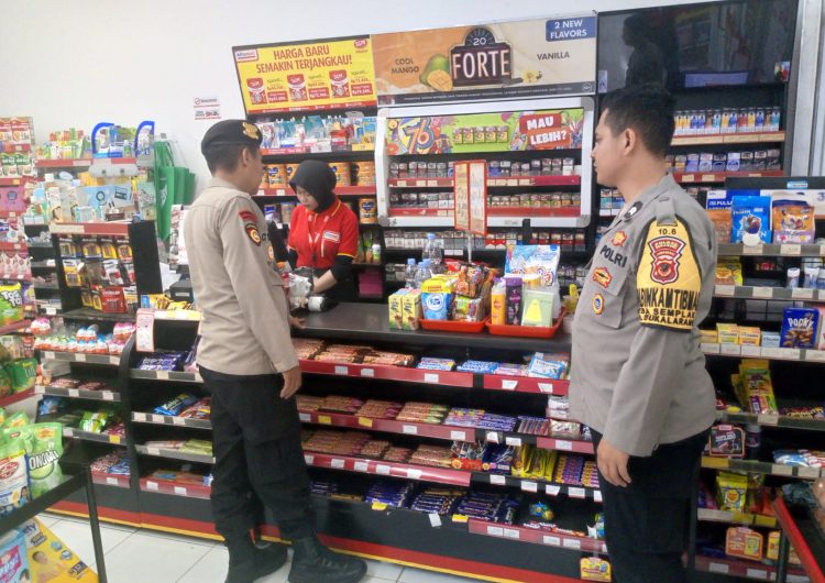 Polsek Sukalarang Patroli Toko Minimarket dan Dialogis dengan Karyawan