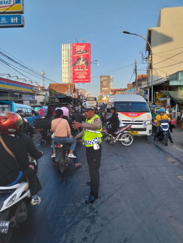 Antisipasi Kemacetan Pagi, Unit Lantas Polsek Sukalarang Laksanakan Gatur Lalin Saat Jam Masuk Karyawan