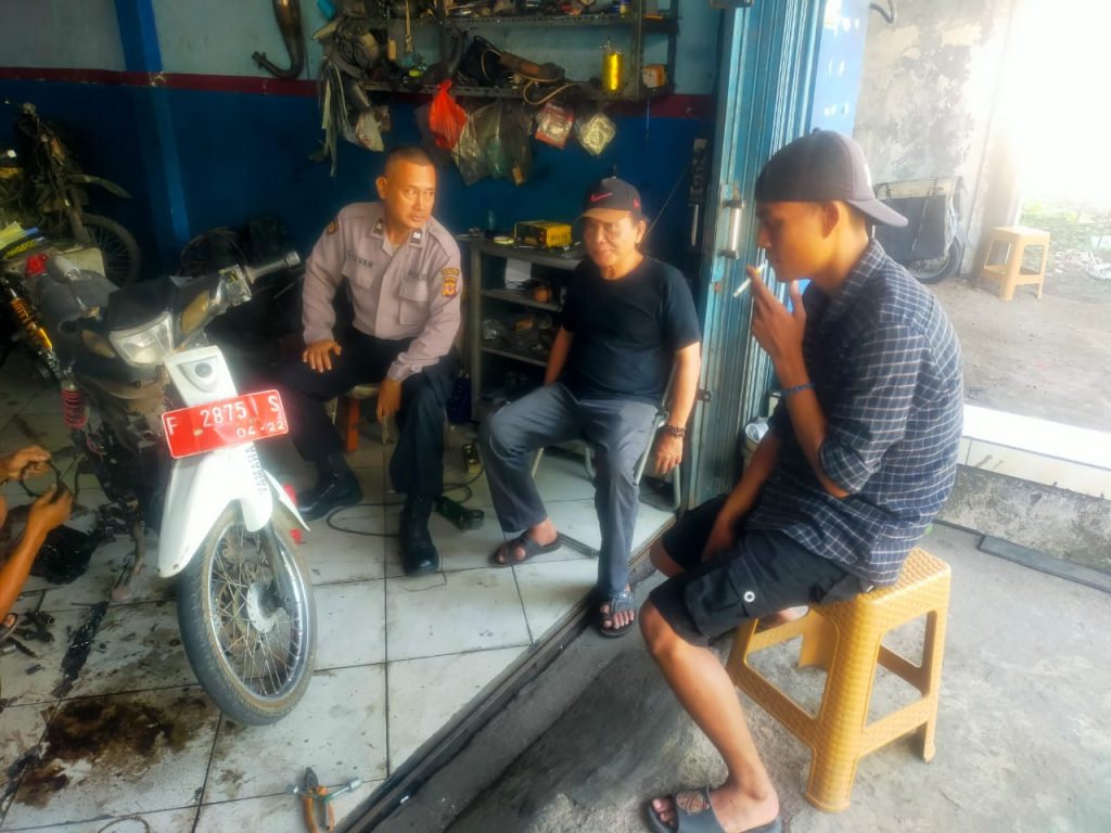 Giat Preventif, Unit Patroli Samapta Polsek Cibeureum Berpatroli dan Sambangi Warga