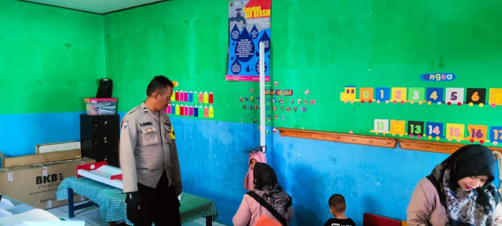 Hadir di Tengah Masyarakat, Bhabinkamtibmas Polsek Cisaat Pantau Pelaksanaan Posyandu