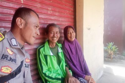 Anggota Polsek Lembursitu selaku Bhabinkamtibmas Kel Sindangsari Himbau Sambang Warga