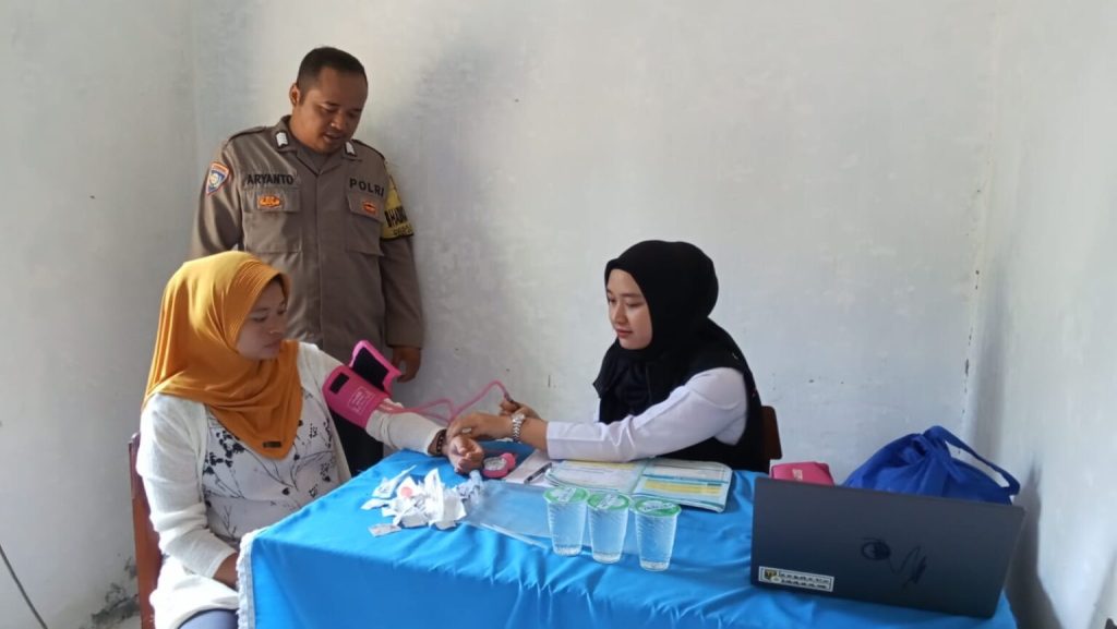 Cegah Stunting dan Ciptakan Kesehatan Balita, Bhabinkamtibmas Laksanakan Pemantauan Giat Posyandu