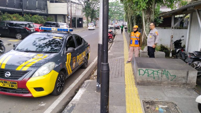 Bhabinkamtibmas Polsek Cikole Himbau Juru Parkir