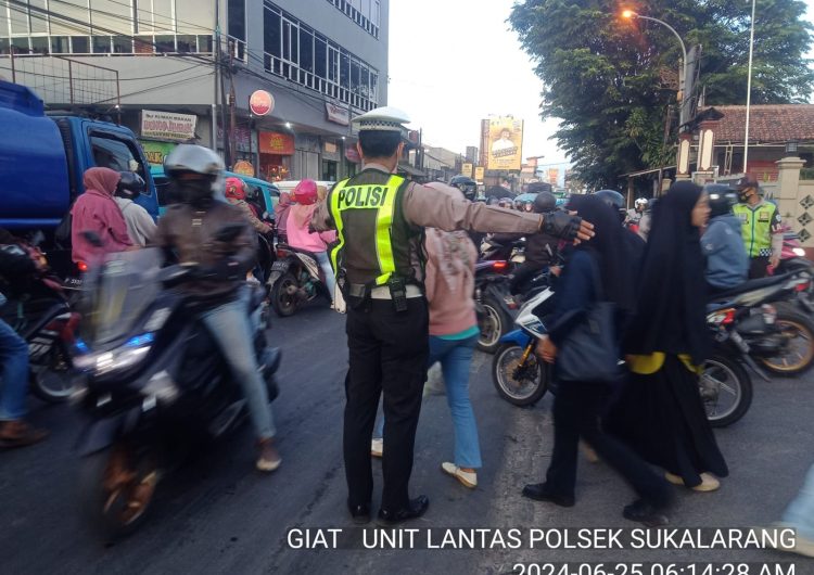 Antisipasi Kemacetan Pagi, Unit Lantas Polsek Sukalarang Melaksanakan Gatur Lalin Saat Jam Masuk Karyawan