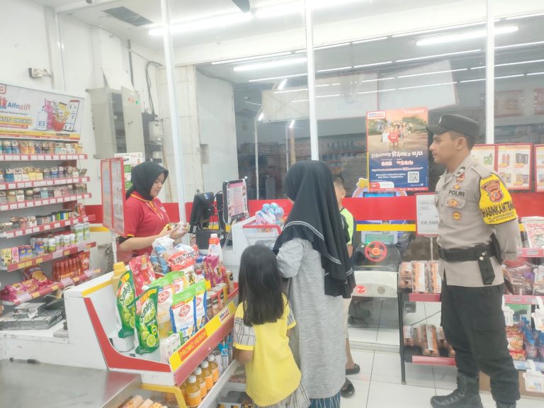 Polsek Kebonpedes Patroli Malam Sambangi Minimarket Antisipasi Gangguan Kamtibmas