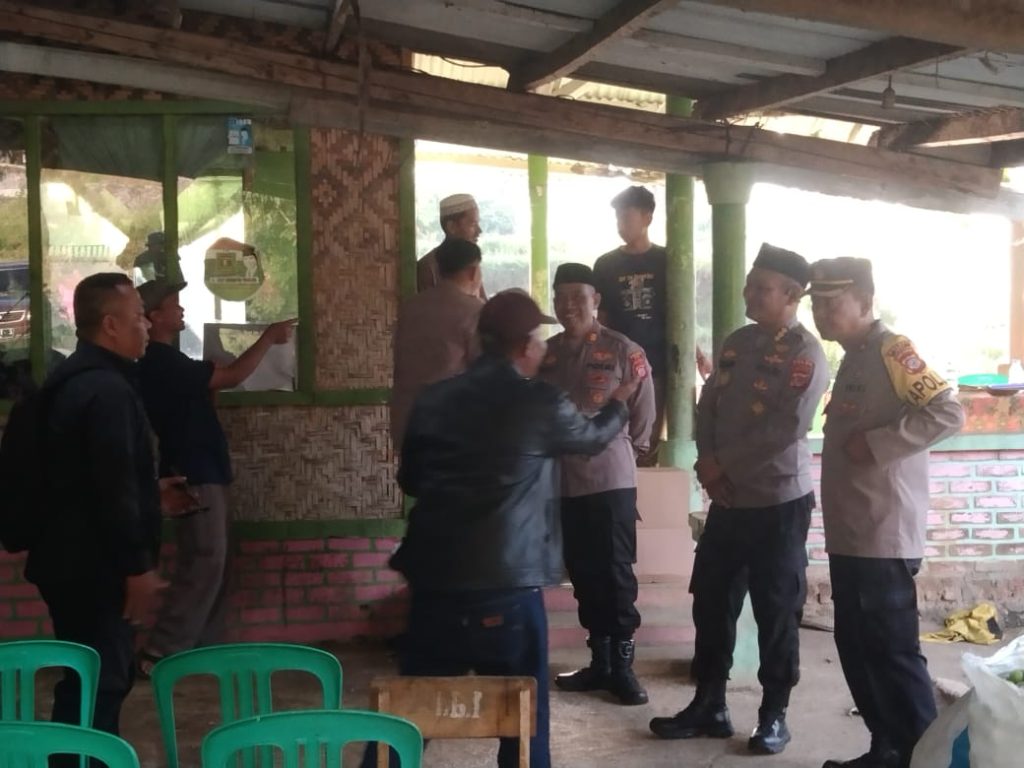 Polda Jabar Bagikan Bansos di Karangpawitan Garut