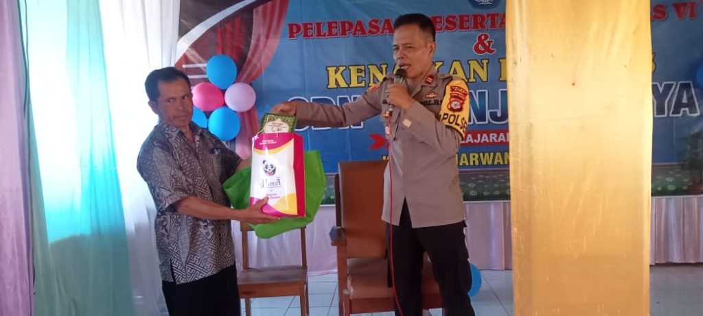 Dukung Aktifitas Pendidikan Keagamaan Polsek Banjarwangi Salurkan Bantuan Kitab Suci Al-Qur’an