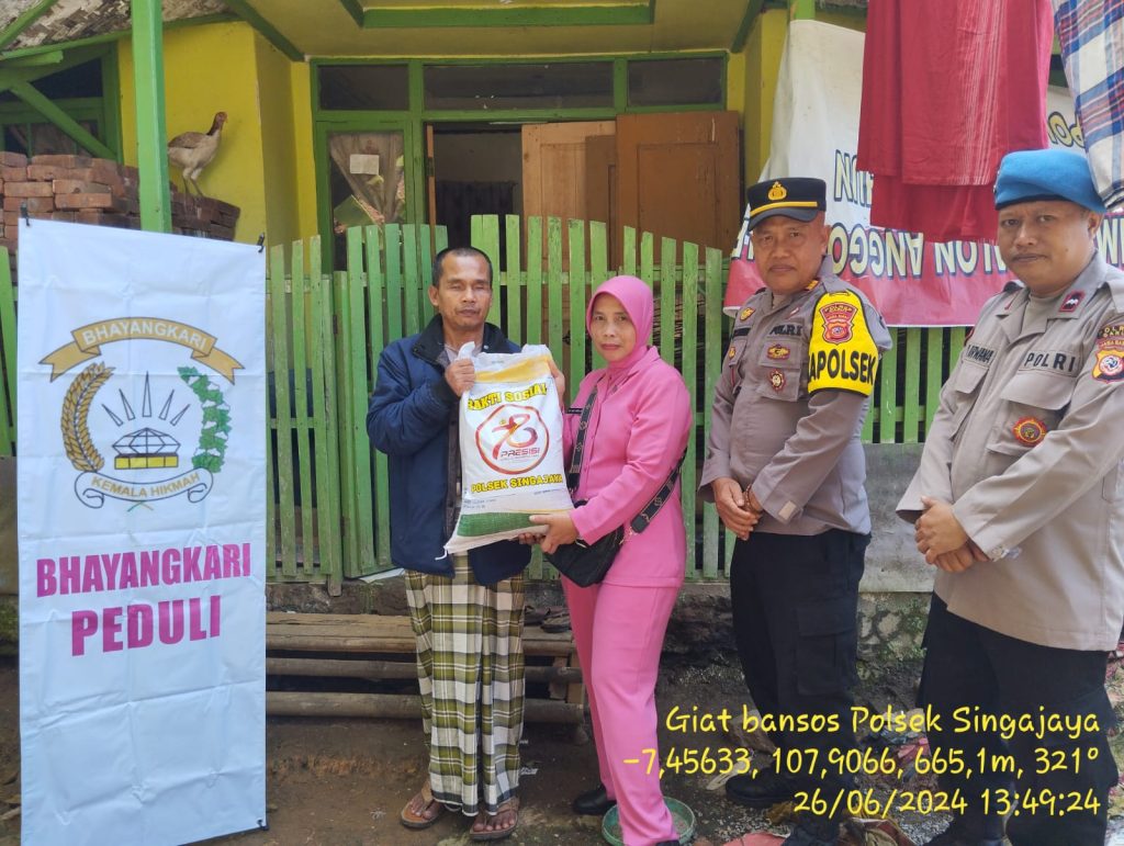 Peringati Hut Bhayangkara Ke 78 Polsek Singajaya Salurkan Bantuan Sosial