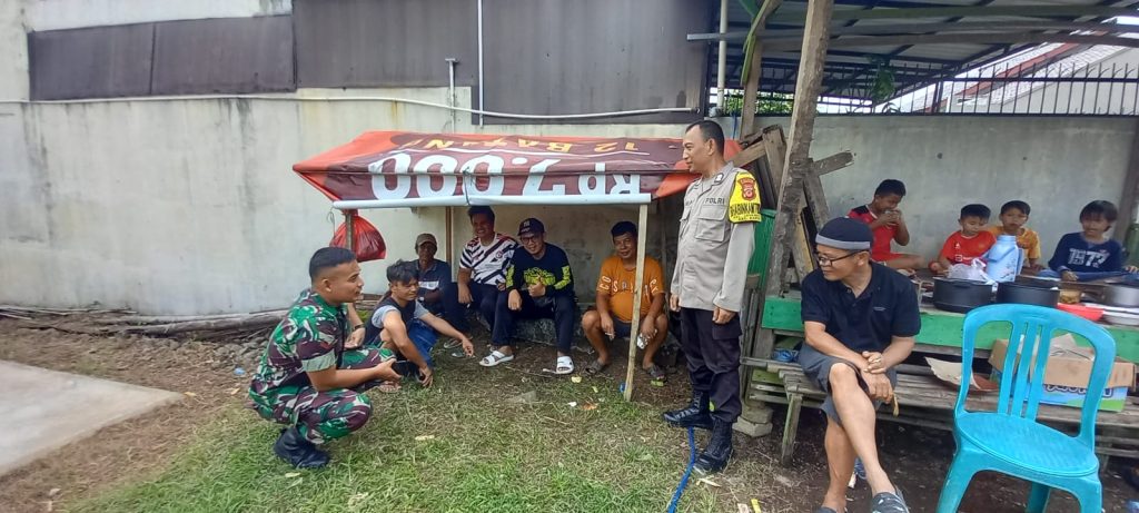 Hadir ditengah Warga, Sinegritas TNI-Polri Ciptakan Kamtibmas Rangkul Hadir Ditengah Warga, Sinegritas TNI-Polri Ciptakan Kamtibmas Rangkul Warga Ciwaringinarga Ciwaringin