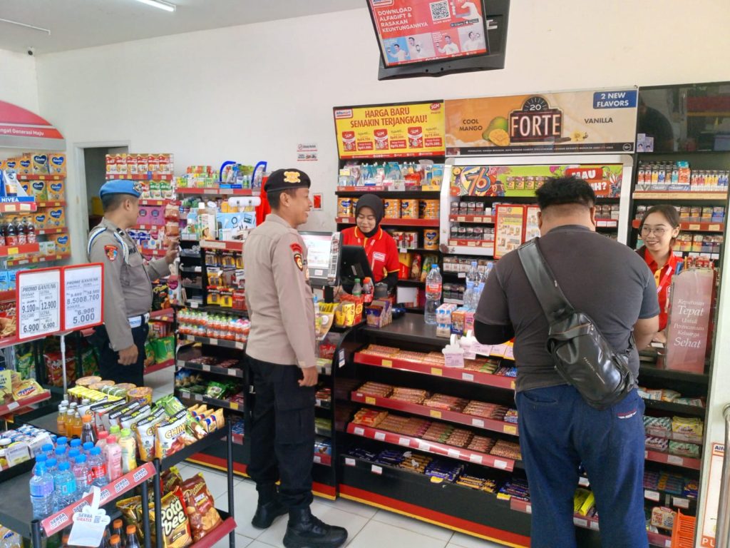 Sampaikan Himbauan Kamtibmas Kepada Karyawan Minimarket saat Patroli Siang