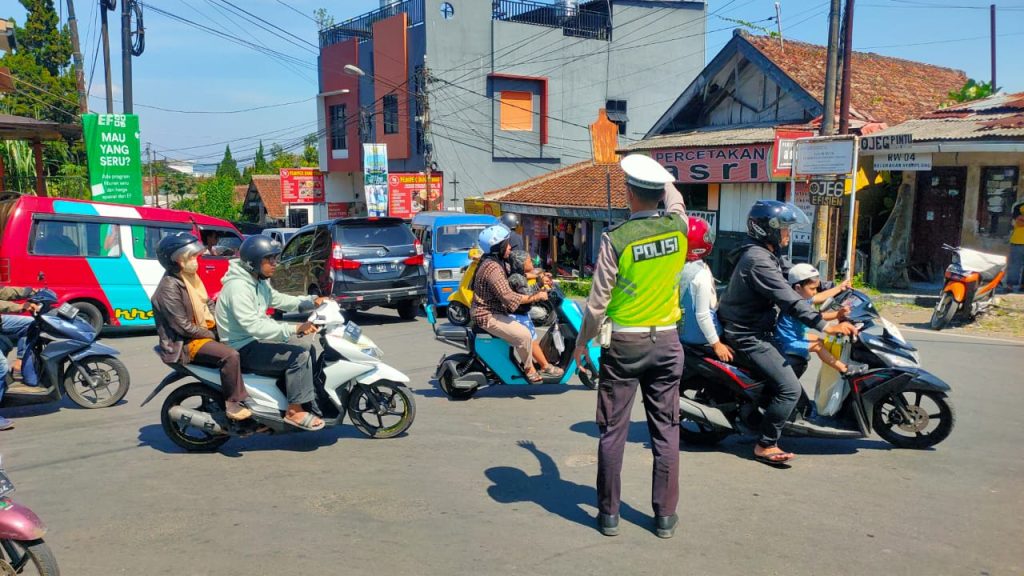 Gatur Lalu Lintas Polsek Warudoyong Paska melintas Kereta Api Pangrango