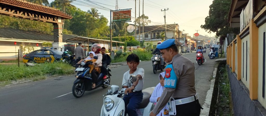 Ingatkan Pentingnya Penggunaan Helm Bagi Pengendara Sepeda Motor