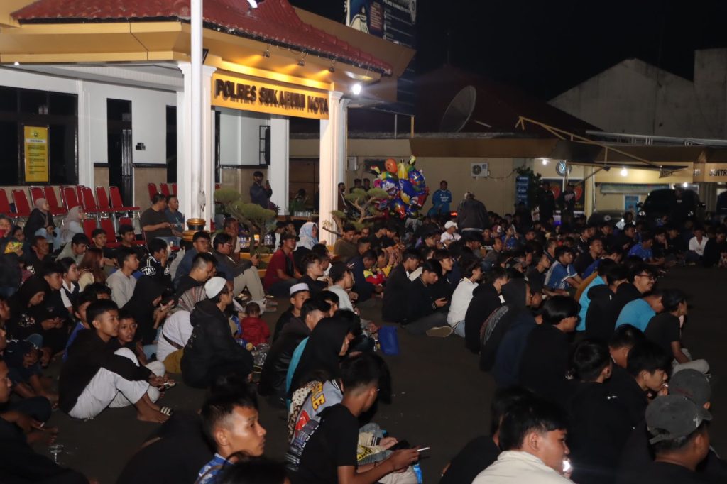 Nobar Laga Final Leg Kedua Championship Series, Ratusan Bobotoh Padati Polres Sukabumi Kota