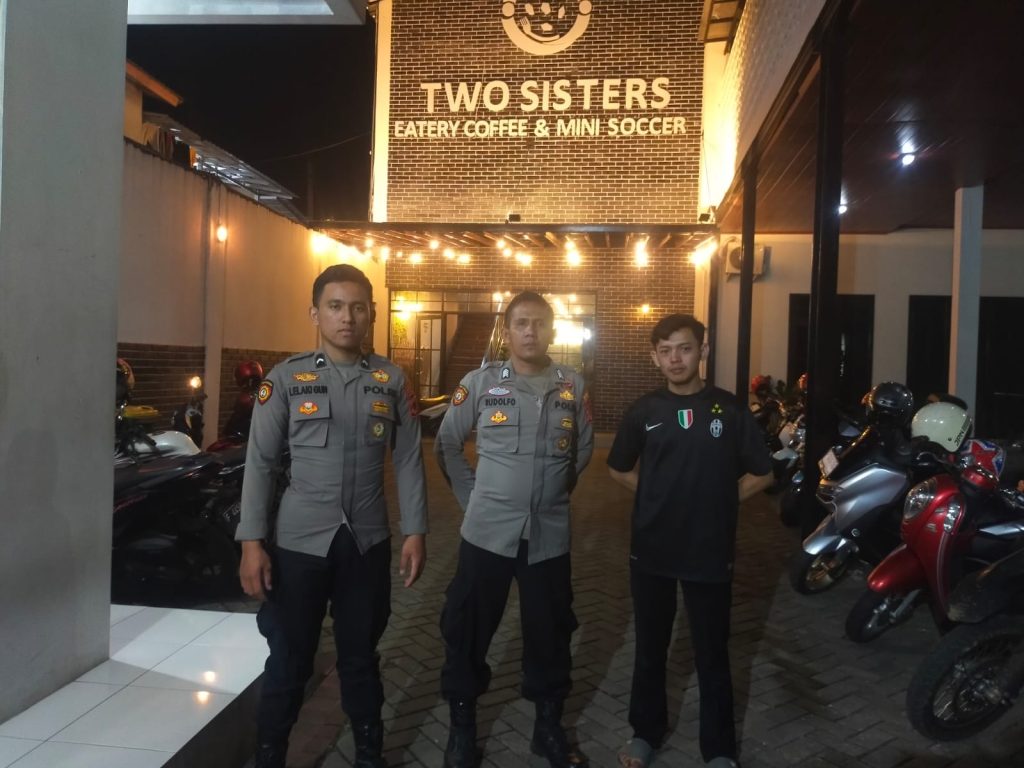 Polsek Baros laksanakan Monitoring Final Persib Nobar 2 titik berbeda