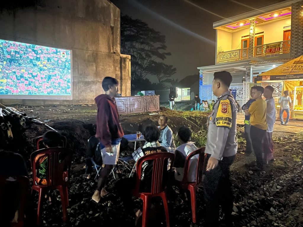 Pastikan Kondusifitas Desa Binaan, Bhabinkamtibmas Polsek Cireunghas Gelar Pengamanan Nobar Liga 1 Persib Bandung Melawan Madura United