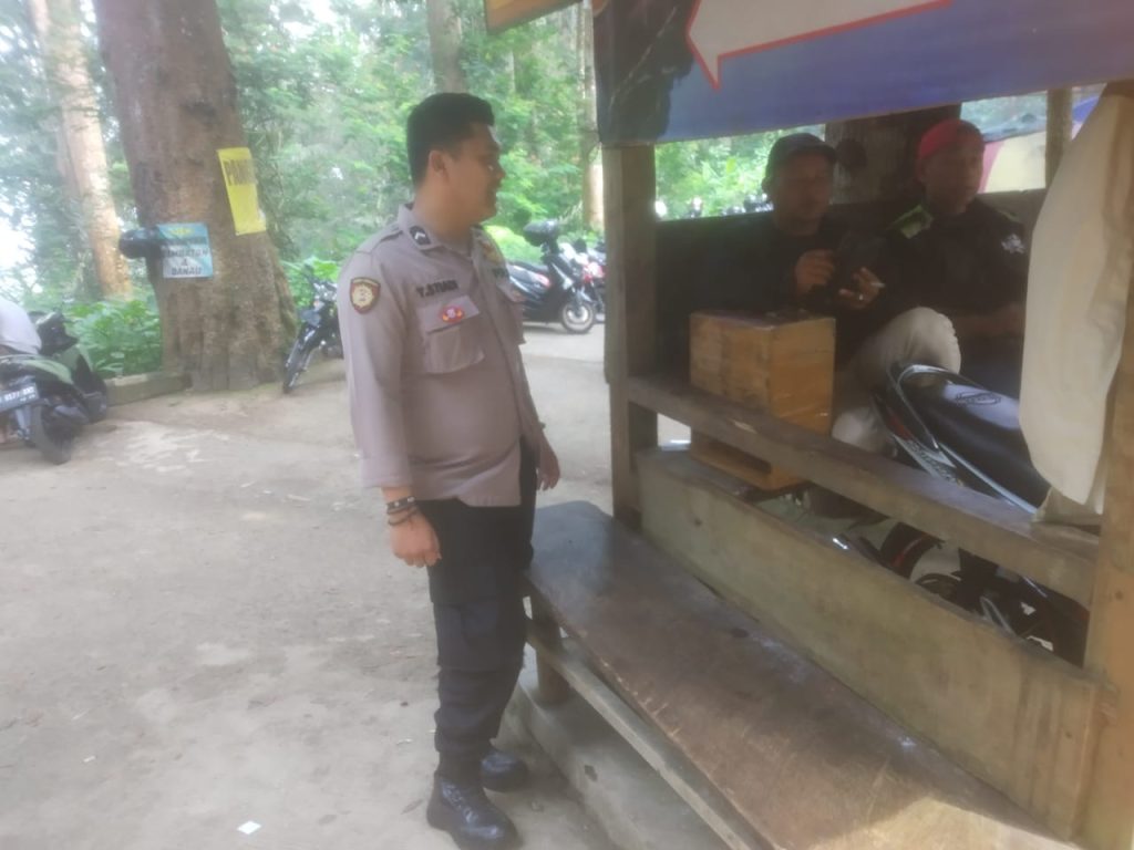 Personil Polsek kadudampit Melaksanakan giat Patroli tempat wisata situgunung.