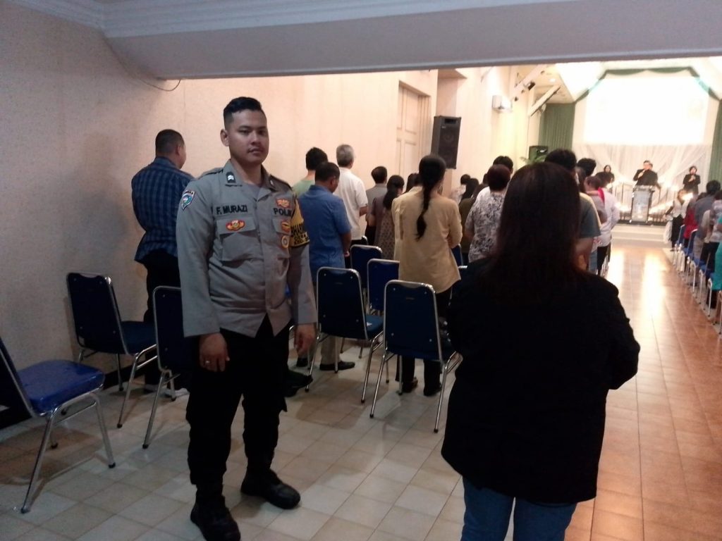 Personil Polsek Sukalarang Laksanakan PAM Ibadah Kebaktian di Gereja Bethel Indonesia (GBI) Penginjil Kota Sukabumi