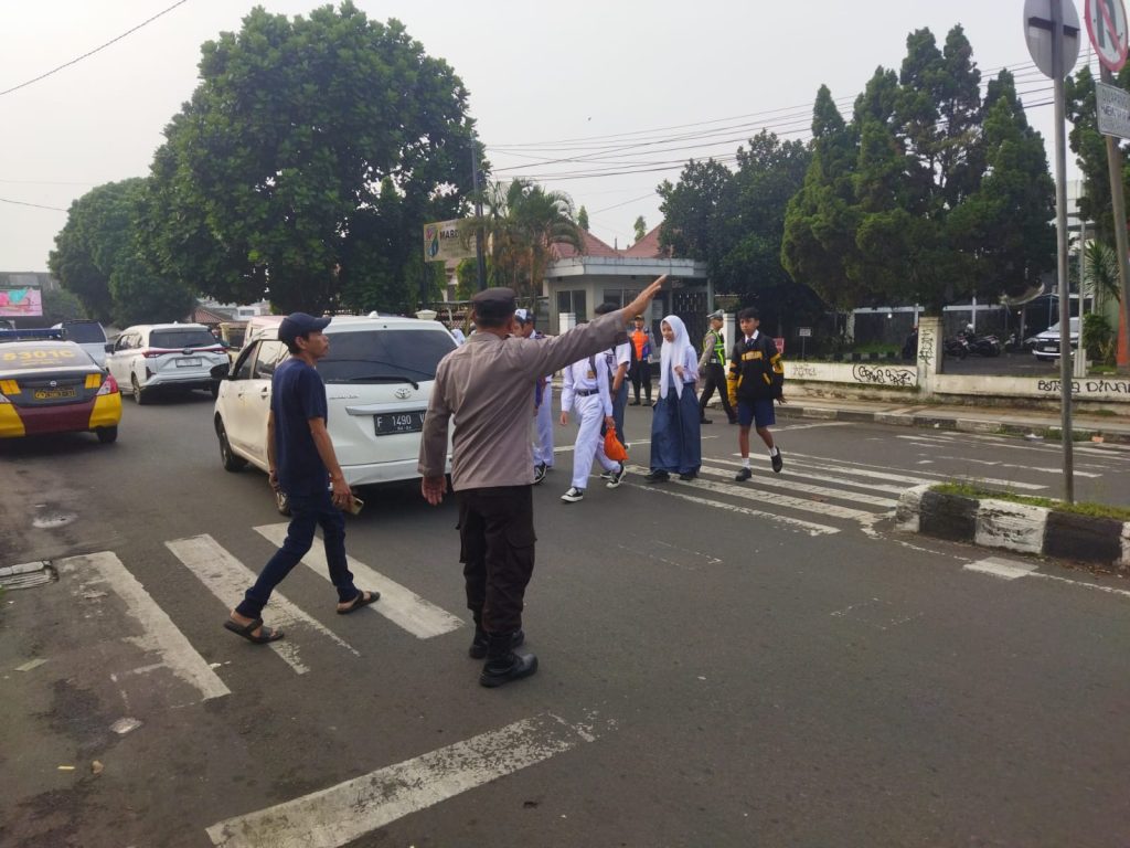 Polsek Cikole Berikan Pelayanan Prima Di Pagi Hari