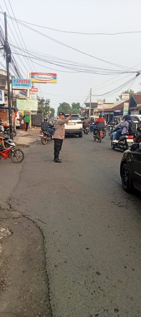 Berikan Pelayanan Prima Anggota Polsek Lembursitu Rutin Gatur Pagi dan Sore