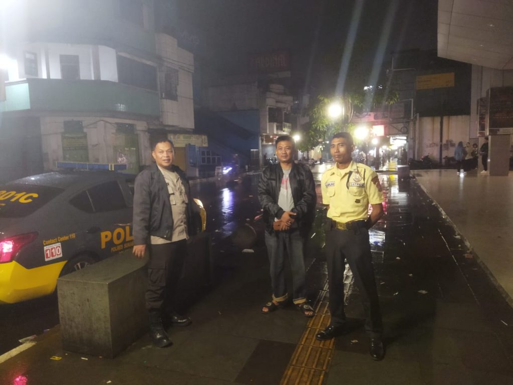 Antisipasi Tindak Kejahatan, Polsek Cikole Laksanakan Patroli Malam