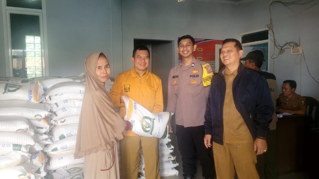 Bhabinkamtibmas Pangkep Monitoring Penyaluran Bantuan Pangan Beras