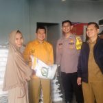 Bhabinkamtibmas Pangkep Monitoring Penyaluran Bantuan Pangan Beras