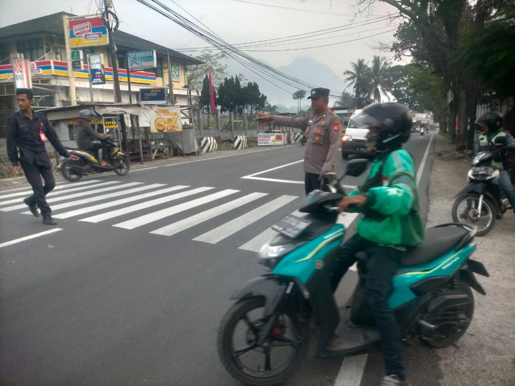 Polsek Leles Hadir Melayani Masyarakat