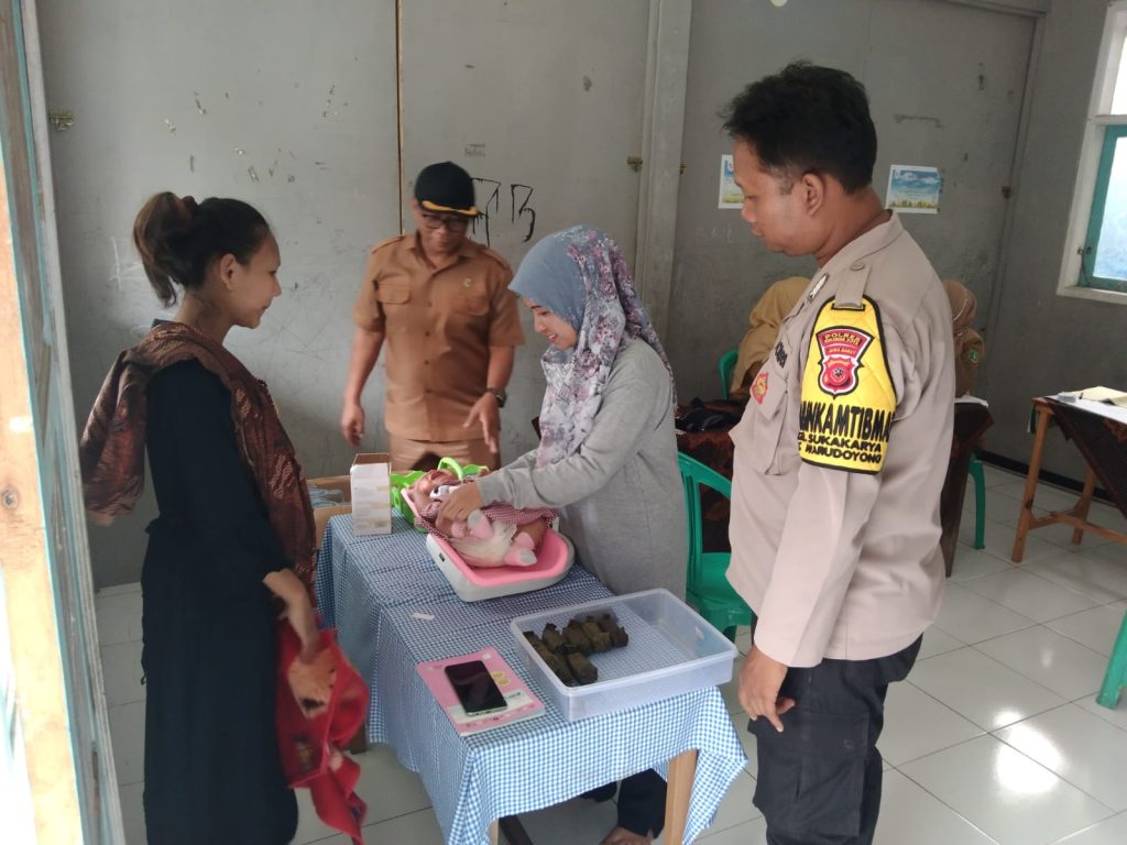 Bhabinkamtibmas Monitoring Giat Penimbangan Bayi dan Konsultasi Gizi