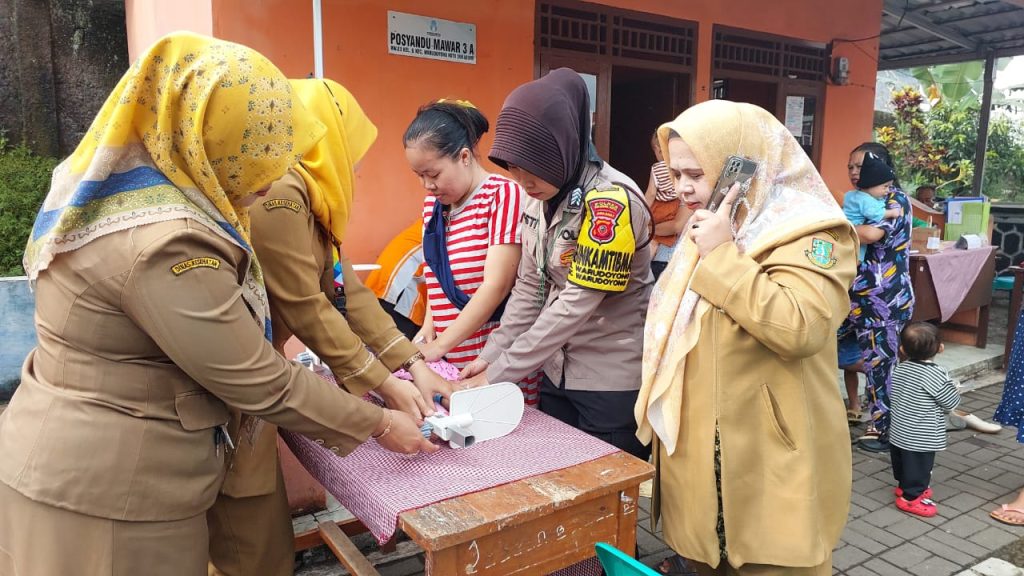 Cegah Stanting Sejak Dini, Bhabinkamtibmas Monitoring Giat Penimbangan Bayi dan Konsultasi Gizi