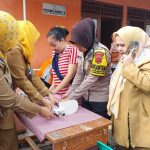 Cegah Stanting Sejak Dini, Bhabinkamtibmas Monitoring Giat Penimbangan Bayi dan Konsultasi Gizi