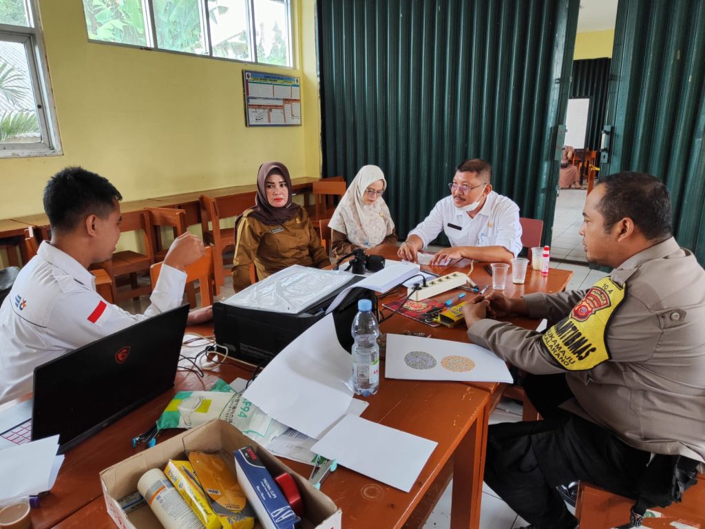 Bhabinkamtibmas Polsek Sukalarang Monitoring PPDB di SMK N 1 Sukalarang