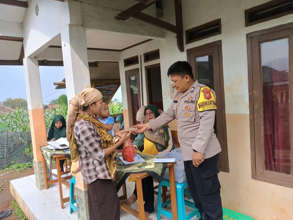 Bhabinkamtibmas Polsek Cireunghas Monitoring Giat Edukasi dan Sosialisasi Kesehatan Serta Sampaikan Pesan Kamtibmas