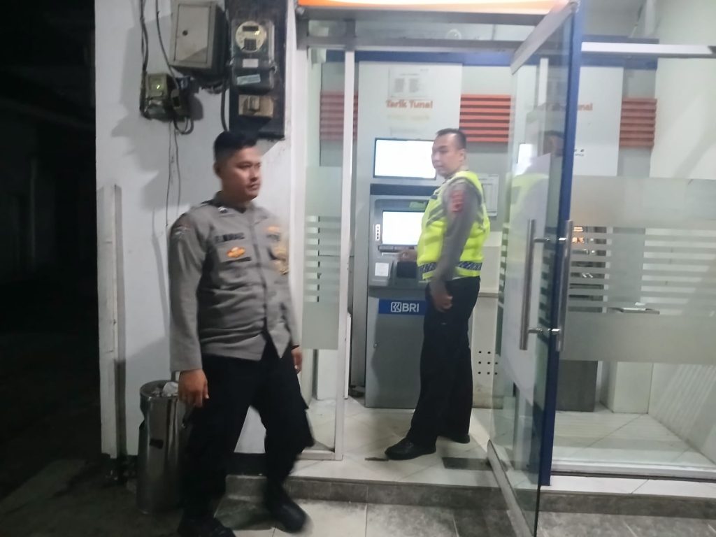 Patroli Malam Hari Personil Polsek Sukalarang Sambangi ATM