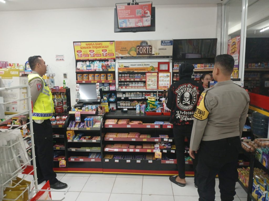 Polsek Sukalarang Patroli Toko Minimarket dan Dialogis dengan Masyarakat