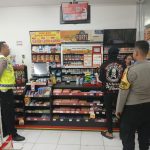 Polsek Sukalarang Patroli Toko Minimarket dan Dialogis dengan Masyarakat