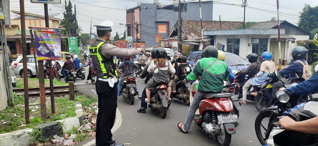 Gatur Lalu Lintas Polsek Warudoyong Paska Melintas Kereta Api Pangrango