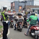 Gatur Lalu Lintas Polsek Warudoyong Paska Melintas Kereta Api Pangrango