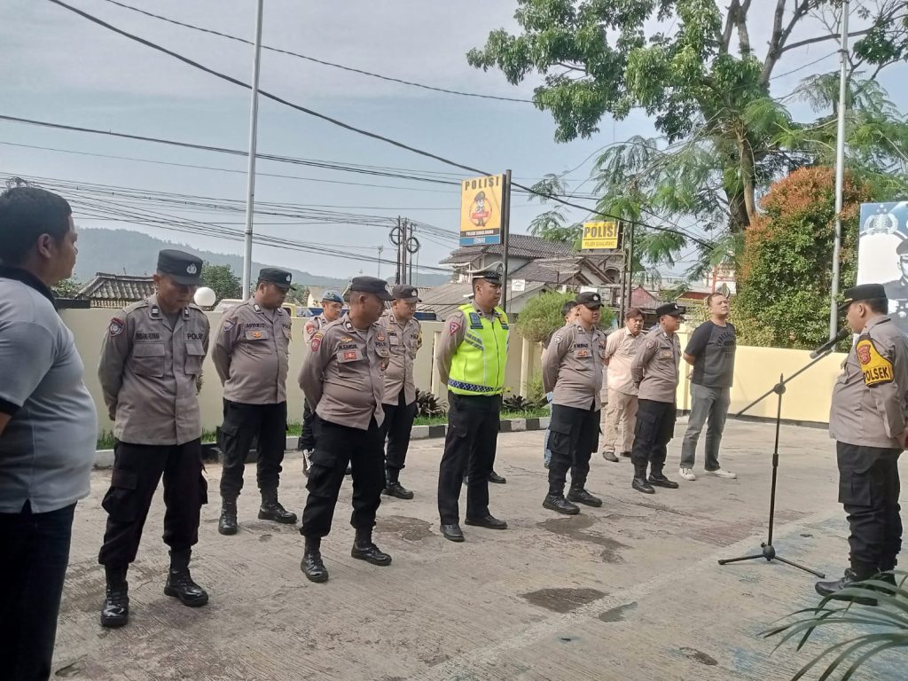 Pimpin Apel Pagi, Kapolsek Sukalarang Berikan Arahan Tentang Pentingnya Kedisiplinan