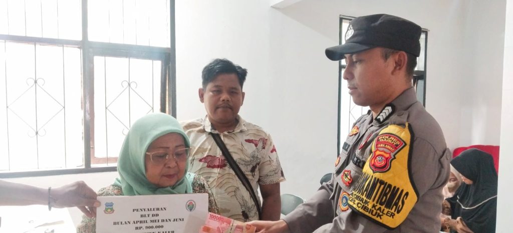 Polsek Cibiuk Monitoring Kegiatan Pendistribusian BLT