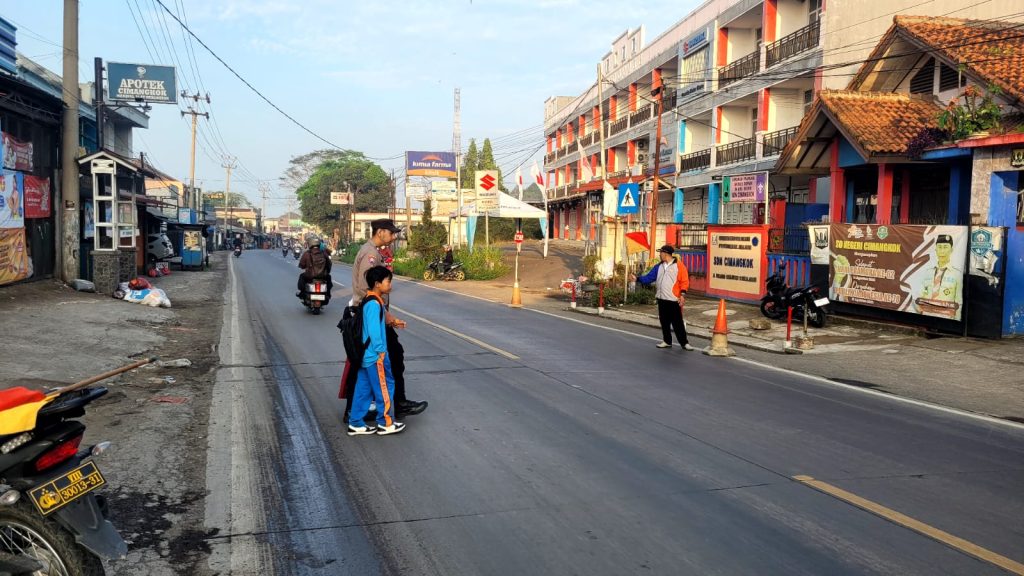 Wujud Kepedulian, Polisi Bantu Anak-Anak Sekolah Menyeberang Jalan