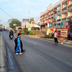 Wujud Kepedulian, Polisi Bantu Anak-Anak Sekolah Menyeberang Jalan