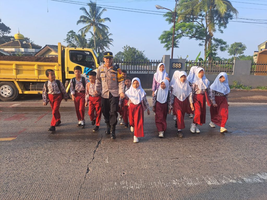 Berikan Pelayanan Prima Kepada Warga, Kapolsek Laksanakan Gatur Lalin