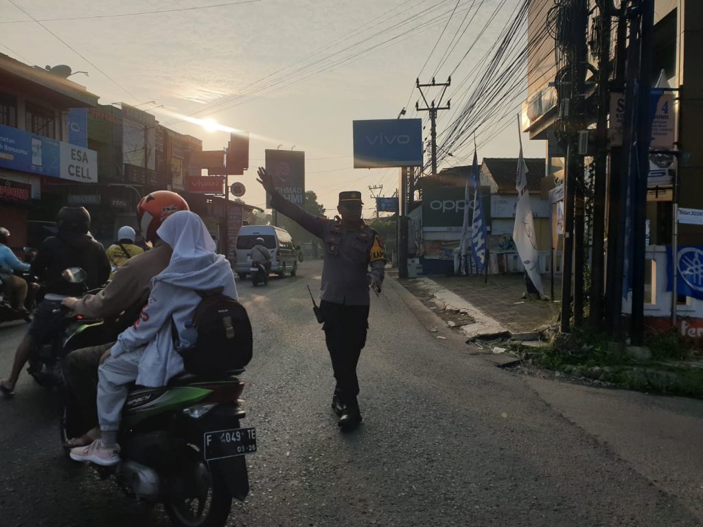 Berikan Pelayanan Prima Kapolsek Lembursitu Ajak Anggota Gatur Pagi