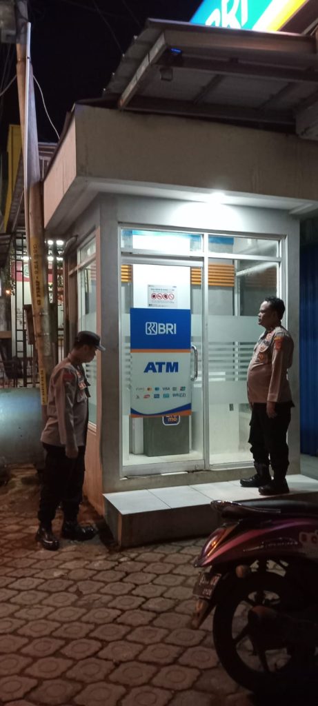 Unit Samapta Polsek Paseh, Polresta Bandung Kontrol Bank dan Mesin ATM Pada Saat Melaksanakan Patroli Malam