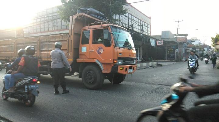 Personil Samapta Polsek Cikancung Polresta Bandung rutin lakukan pengaturan lalulintas di pagi hari