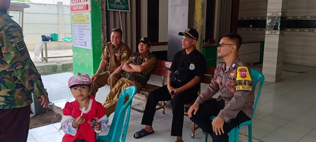 Bhabinkamtibmas Desa Mekarsari Menyambangi Perangkat Desa Mekarsari