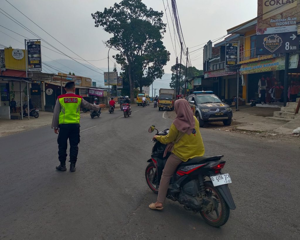 Personil Polsek Cimaung Melaksanakan Pengaturan Pagi, Bantu Kelancaran Di Jalan Raya