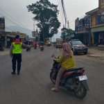 Personil Polsek Cimaung Melaksanakan Pengaturan Pagi, Bantu Kelancaran Di Jalan Raya