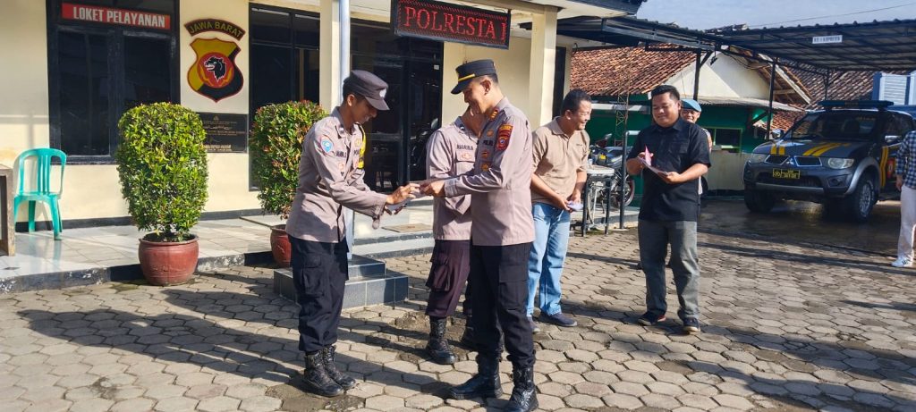 Kapolsek Cikancung Memberikan Reward kepada 3 Personil Berprestasi dalam Pengiriman Link Viralisasi